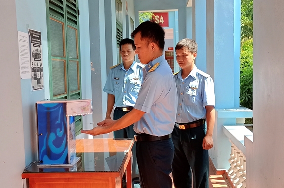Bộ đội sử dụng máy sát khuẩn tự động phòng, chống dịch Covid-19.